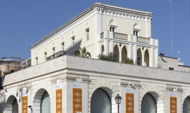 Bari, quell'edificio neogotico che svetta su piazza del Ferrarese:  "Palazzo Miramare"